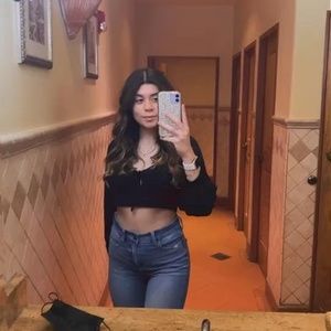 Meet your Posher, Crystal